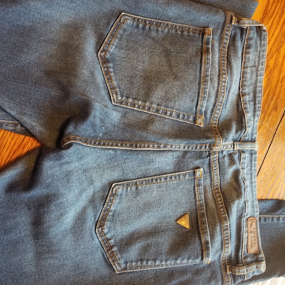 Guess medium wash skinny Jean's - Picture 2 of 5